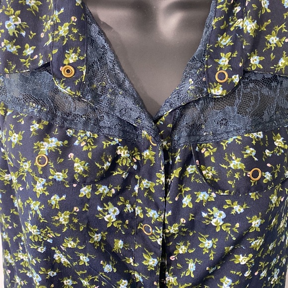 Simons twik button down blouse - Picture 4 of 6